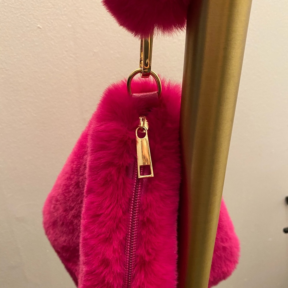 Furry Wristlet. 👏🏽💕